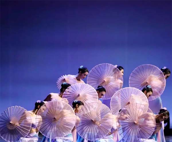 万朵鲜花缔造：企业周年庆主题花艺长廊诞生记