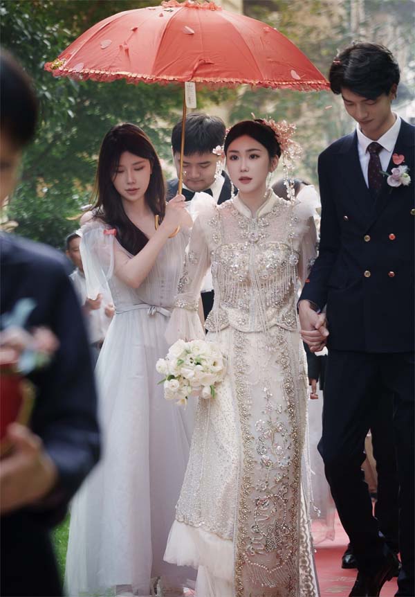 童话殿堂：万朵鲜花打造的奢华宫廷风婚礼