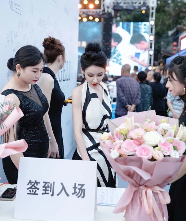 商务典范：国际峰会主会场桌花设计案例赏析